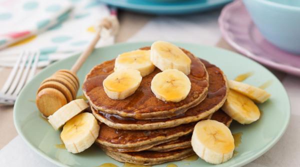 Clătite pufoase din două ingrediente - un ou și o banană: Cel mai rapid și proteic mic dejun