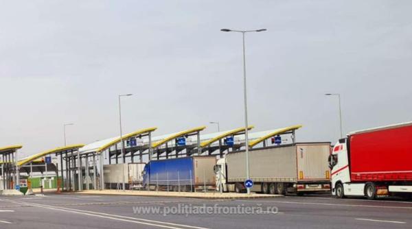 Controale amănunţite la graniţa cu Ungaria. Sute de camioane asteaptă să treacă frontiera
