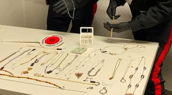 Italia. Magazin de bijuterii, jefuit de un român în miezul nopții. A luat zeci de lănțișoare și inele și s-a făcut nevăzut