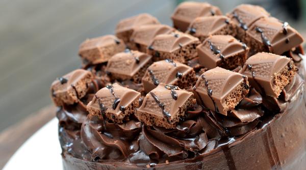 Tort cu ciocolată fără coacere. Desertul suprem, gustos și aromat, gata în 15 minute