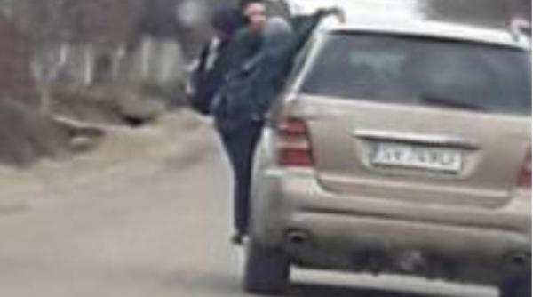 Copiii atârnați de mașină, plimbați de o șoferiță de 20 de ani. Tânăra româncă a fost amendată