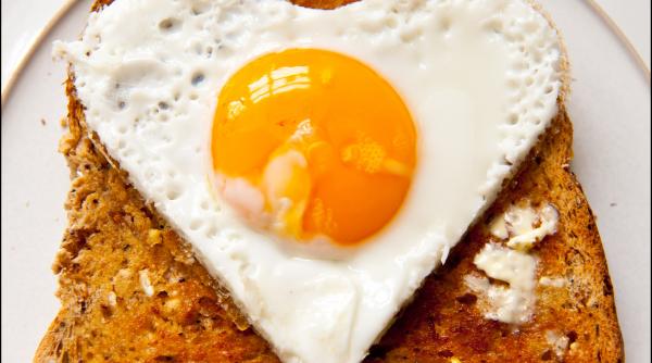 Ouă ochiuri perfecte, ca în revistă. Trucul simplu folosit de bucătari