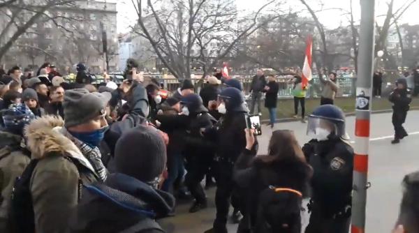 Centrul Vienei, asaltat de protestatari anti-corona veniți cu autocare