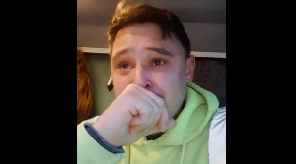 Clipul care a emoționat milioane de români din Diaspora. Român, din străinătate, în lacrimi: „Muncești, băi, să asiguri un trai mai bun familiei!”