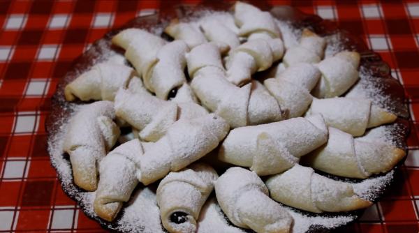 Cornulețe fragede cu unt și rahat, fără praf de copt. Se topesc în gură