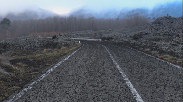 Italia. Etna, ploaia de cenușă transformă localitățile într-un peisaj de coșmar - VIDEO