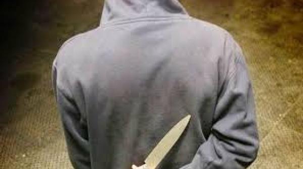 Italia. Mamă româncă, „cadou” dureros de 8 martie: Fiul a amenințat-o cu un cuțit de față cu ceilalți doi frățiori mici