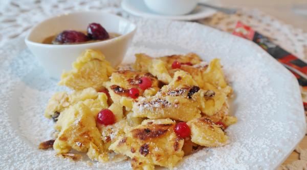 Kaiserschmarrn, clatite austriece pufoase. Prepararea pas cu pas a desertului preferat al împăraților