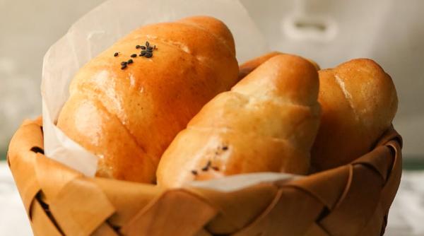 Pozsonyi kifli, rețeta cornurilor Bratislava din copilărie. Aluat foarte fraged și umplutură generoasă: Nu ați mâncat nimic mai bun!