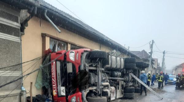 Un șofer de 60 de ani, băut, s-a răsturnat cu o autocisternă peste o casă din Brașov. Trafic blocat pe DN1
