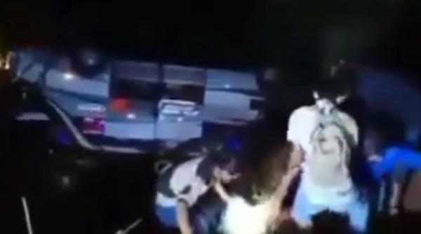 Accident teribil cu 27 de morți și zeci de răniți. Un autocar plin cu adolescenți și părinți a căzut într-o râpă (VIDEO)