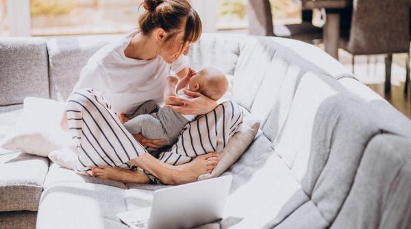 Stimulentul de reinserție pentru părinții români care se întorc mai devreme la muncă crește