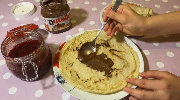 Clătite pufoase cu banane și nutella. Trucul simplu pentru mai puține calorii