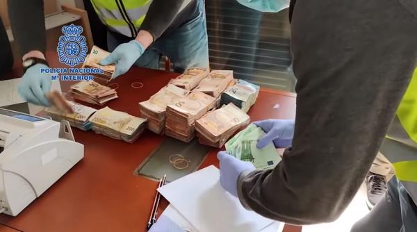 Spania. Cea mai mare rețea de droguri din Madrid, destructurată. Pistoale, o sabie japoneză și 600 kg de cocaină, confiscate la percheziții