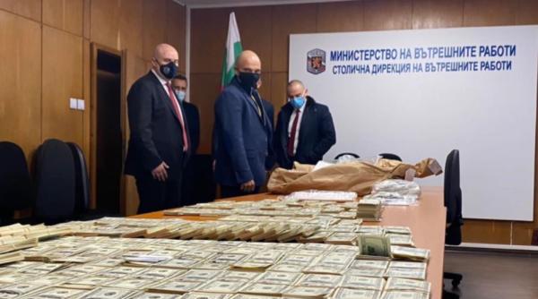 Bulgaria. Fabrică de bani falși, descoperită într-o universitate. Patru milioane de dolari şi 3,6 milioane de euro, confiscate 