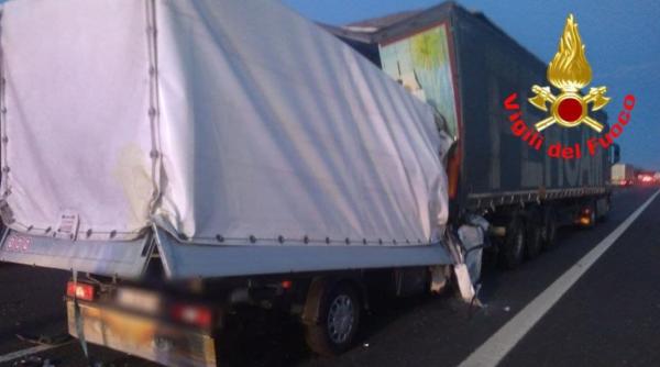 Italia: Șofer român mort, după ce s-a izbit cu putere într-un TIR pe autostradă 