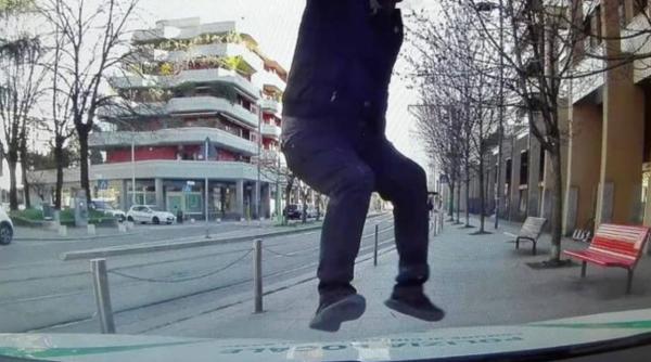 Italia. Un român amendat pentru nepurtarea măștii s-a enervat teribil și a sărit cu picioarele pe mașina de poliție - FOTO