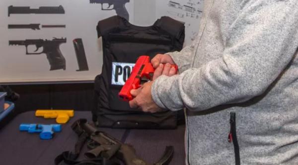 Olanda. Un polițist a pierdut trei lăzi cu arme. I-au căzut din mașină și nimeni nu le mai găsește