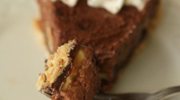 Plăcintă cu ciocolată neagră şi banane caramelizate. Desert de post delicios