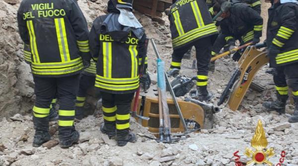 Italia. Cristian, muncitorul român mort strivit sub un zid, condus pe ultimul drum. Un copil de 6 ani a rămas orfan: „O familie chinuită de durere nesfârșită“