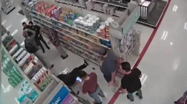 Muncitor român bătut la magazin chiar de cel căruia îi renova apartamentul. I-a atras atenţia vecinului că nu purta mască