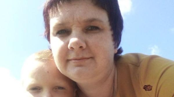 O mamă şi-a ucis cu cruzime fiul. I-a turnat benzină în gură și i-a dat foc. Femeia voia să se răzbune pe minor