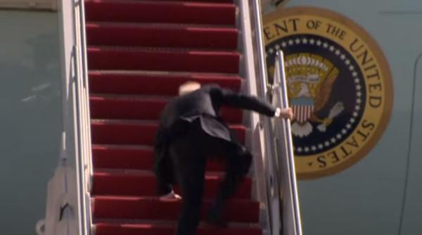 Președintele Joe Biden a căzut în timp ce urca pe scara avionului Air Force One