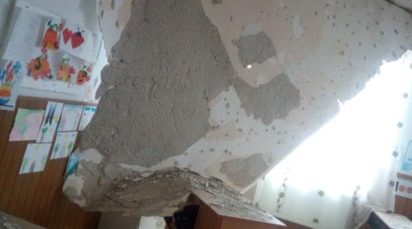 Tavan căzut chiar într-o şcoală renovată. Profesor: Omorau nişte copii