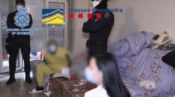 Spania. Românce, marcate cu tatuaje de proxeneți. Rețea infracțională, destructurată de polițiști