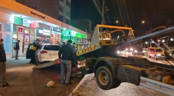 Un taxi a intrat în vitrina unui magazin din Reşiţa. Șoferului i s-a făcut rău la volan