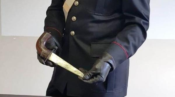 Italia. Mamă româncă, înjunghiată în gât de fiica de 14 ani, după ce și-a închis surorile în baie