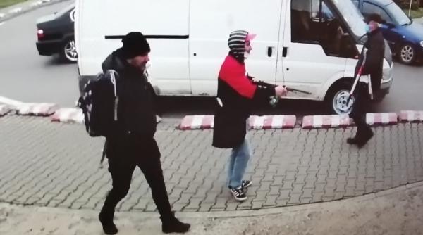 Panică în parcarea unui supermarket: Un român ameninţa oamenii cu o puşcă de panoplie