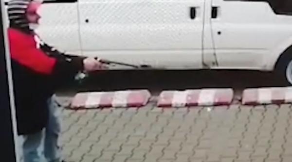 Un român a ameninţat cu o puşcă oamenii în parcarea unui supermarket din Bucureşti