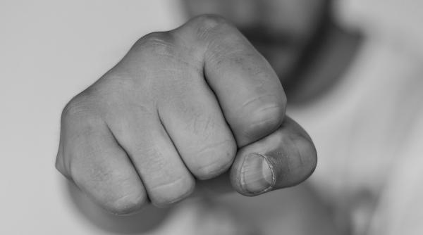 Un tată s-a ales cu dosar penal, după ce și-a răzbunat copilul. A intrat în şcoală şi a bătut un elev