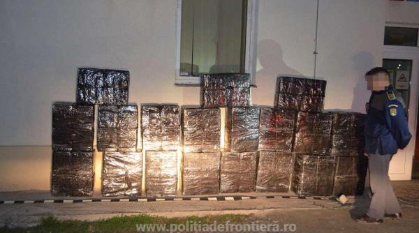 Marfă de contrabandă din Belarus, confiscată la frontiera de nord a României. Polițiștii îi caută pe infractori