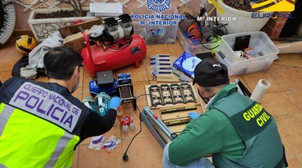 Spania. Grupare infracțională, din care făceau parte și români, destructurată. Membrii rețelei, plasau pe piață bancnote false de 500 de euro