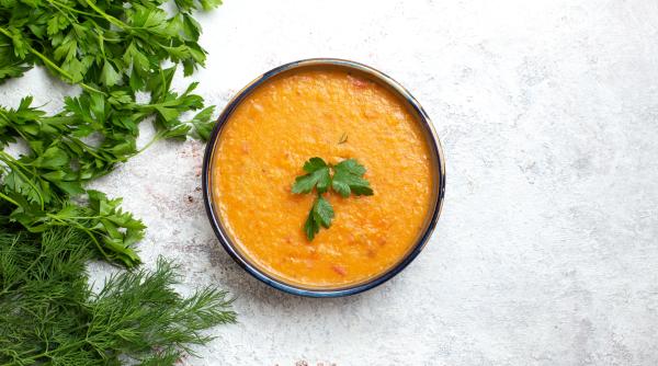 Supă cremoasă de fasole, rapidă și plină de proteine. Cum se pregătește cea mai delicioasă rețetă de post