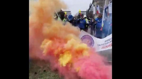 Protest. Poliţiştii, cu fumigene în faţa Ministerului Afacerilor Interne