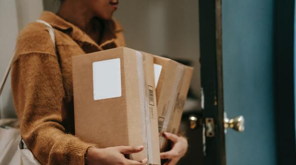 Româncă reţinută după ce a furat bani de la doi vârstnici prin metoda "cadoul"