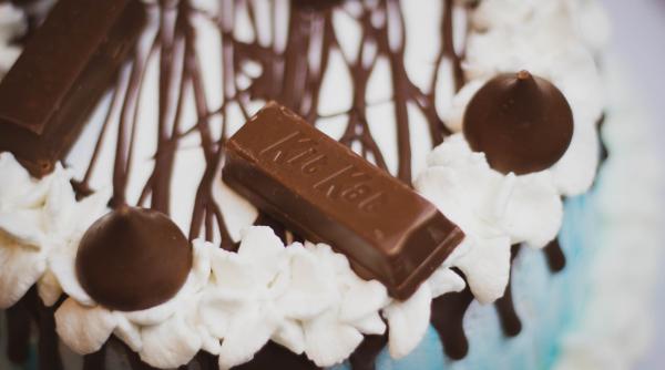 Tort Kit Kat gigant, fără coacere, gata în 10 minute. Crocant și delicios, unul dintre deserturile la care nimeni nu rezistă