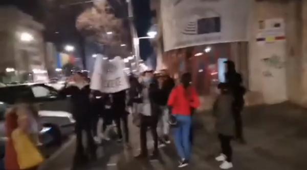 Incidente la protestul anti-mască de la Brăila: zeci de persoane, legitimate, una, amendată