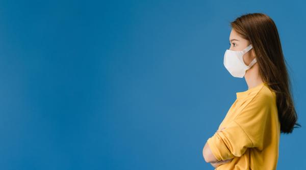 Măştile FFP2 devin obligatorii în multe locuri publice din Berlin începând de miercuri