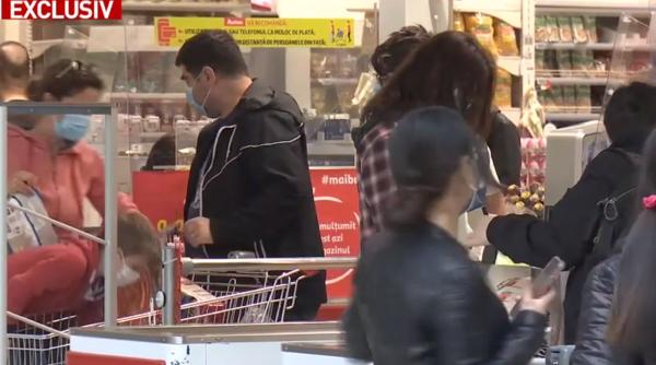 Prima zi în care magazinele se închid la ora 18.00. Românii au luat cu asalt magazinele