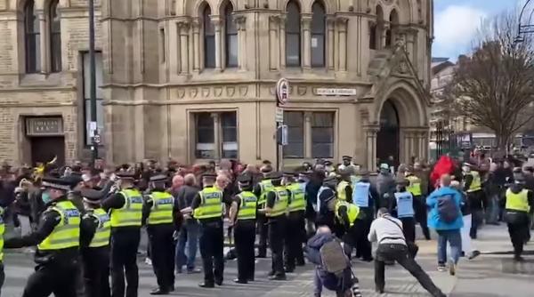 Protest anti-restricţii în Anglia: Un grup a încercat să atace un centru de vaccinare, poliţişti răniţi (VIDEO)