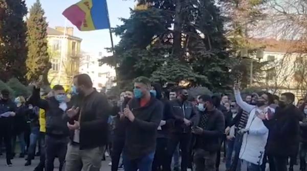 Protest cu zeci de persoane faţă de restricțiile din pandemie, la Constanța și Timișoara (VIDEO)