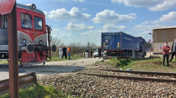 Accident feroviar, lângă Timișoara: 6 răniți, printre victime este și un copil, după ce un tren a lovit un camion