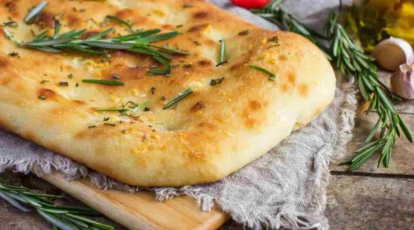 Focaccia cu ulei de măsline și rozmarin. Crocantă la exterior și moale la interior. Secretul gospodinelor din Italia