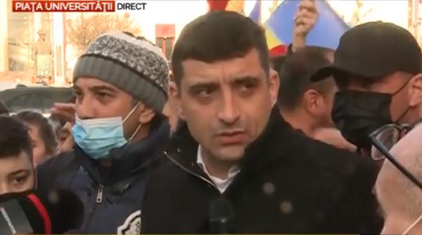 George Simion, liderul AUR, fără mască în mijlocul protestatarilor din Piața Universității