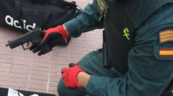 Tânăr român, prins în Spania cu un pistol cu amortizor ascuns în portbagaj