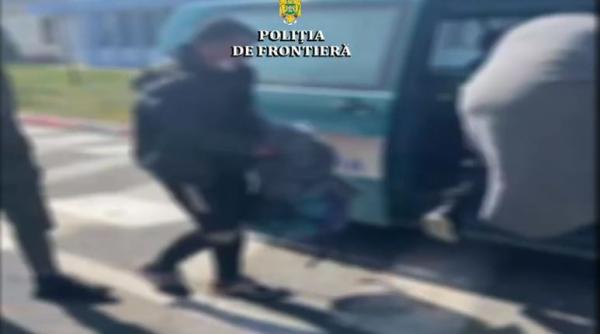 Un șofer român a ajuns în arest. Oamenii legii l-au prins cum transporta migranți cu microbuzul 